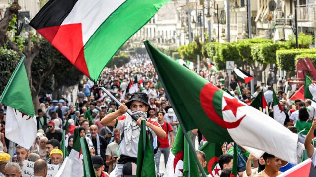 Des manifestants brandissent des drapeaux palestiniens et algériens lors d'un rassemblement de solidarité avec les Palestiniens de Gaza à Alger, le 19 octobre 2023. Crédit Photo: AFP.