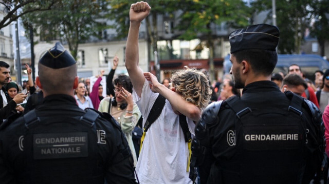 Un manifestant face à des officiers de la gendarmerie française lors d'une manifestation non autorisée en soutien aux Palestiniens à Nantes, en France, le 11 octobre 2023. Crédit photo: SEBASTIEN SALOM-GOMIS / AFP
