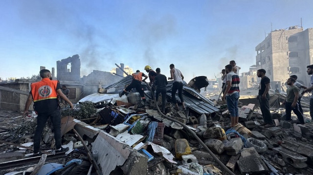 Des pompiers tentent d'éteindre un incendie après une attaque israélienne à Gaza, le 18 octobre 2023. Crédit photo: AA