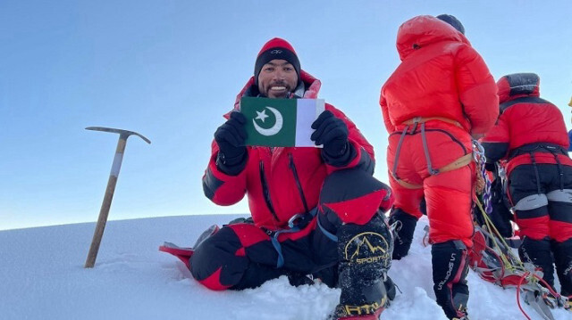 Le Pakistanais Sirbaz Khan a gravi le sommet du mont Cho Oyu au Tibet en Chine. Crédit photo: AA