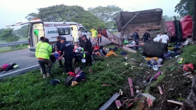 Des policiers et des membres de la protection civile secourant les migrants suite à l'accident de route, dans l'État du Chiapas, au Mexique, le 1er octobre 2023. Crédit photo: HANDOUT / PIJIJIAPAN'S CIVIL PROTECTION / AFP
