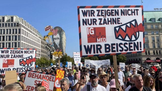 German health professionals held a rally demanding better pay and work conditions in Berlin, Germany.
Photo: Ayhan Simsek