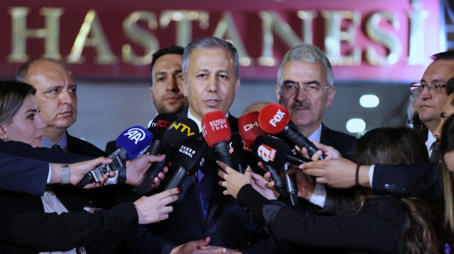 çişleri Bakanı Ali Yerlikaya, teröristlerin Ankara'daki bombalı saldırı girişiminde yaralanan polis memurları Alim Reis Demirel ve Erkan Karataş'ı tedavi gördükleri Ankara Üniversitesi Tıp Fakültesi İbni Sina Hastanesinde ziyaret etti. Bakan Yerlikaya, ziyaretin ardından gazetecilere açıklamalarda bulundu.