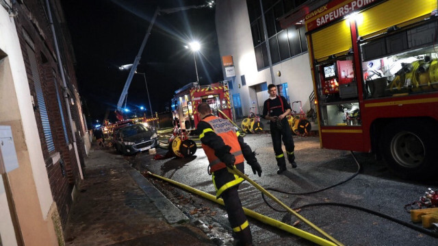 L'intervention des sapeurs-pompiers suite à l'incendie qui a causé l'effondrement de deux immeubles, à Rouen, le 1er octobre 2023. Crédit photo: LOU BENOIST / AFP
