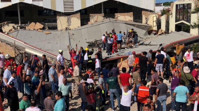 Des secouristes et des membres de la Protection civile en train de secourir les personnes sous les décombres suite à l'effondrement du toit d'une église à Ciudad Madero, au Mexique. Crédit photo: HANDOUT / TAMAULIPAS CIVIL PROTECTION / AFP
