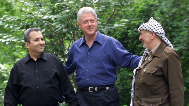 Le Premier ministre israélien Ehud Barak (à gauche), le président américain Bill Clinton (à droite) et le dirigeant palestinien Yasser Arafat, lors du sommet sur la paix au Moyen-Orient le 11 juillet 2000 à Camp David, Maryland. Crédit Photo: STEPHEN JAFFE / AFP FILES / AFP