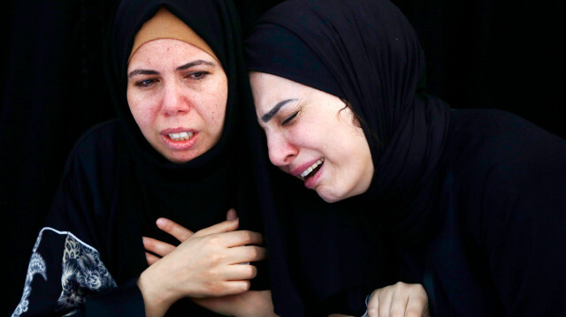 Femmes de Gaza pleurant leurs proches parmi les victimes des bombardements israéliens à Gaza, le 19 octobre 2023. Crédit photo: AA