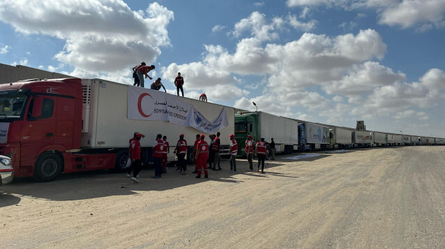 File de camions attendant devant le poste frontalier de Rafah de rentrer à Gaza, le 20 octobre 2023. Crédit photo: AA