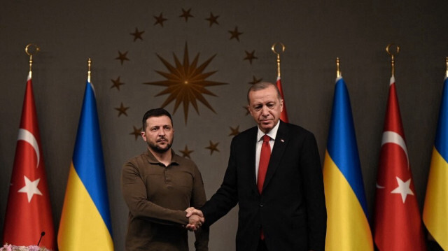 Le président turc Recep Tayyip Erdogan et le président ukrainien Volodymyr Zelensky se tenant la main après une conférence de presse commune au manoir de Vahdettin à Istanbul, le 7 juillet 2023. Crédit Photo: OZAN KOSE / AFP

