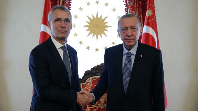 Le président turc Recep Tayyip Erdogan (à droite) serrant la main du secrétaire général de l'Organisation du traité de l'Atlantique Nord (OTAN), Jens Stoltenberg, au bureau de Dolmabahce à Istanbul, en Türkiye. Crédit Photo: Handout / Press Office of the Presidency of Turkey / AFP

