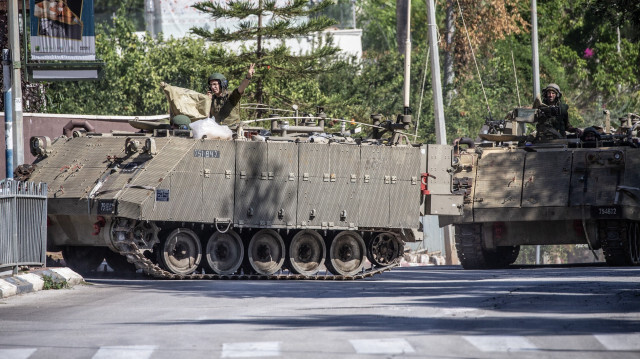 İşgalci İsrail ordusu, zırhlı araçlarıyla devriye geziyor.