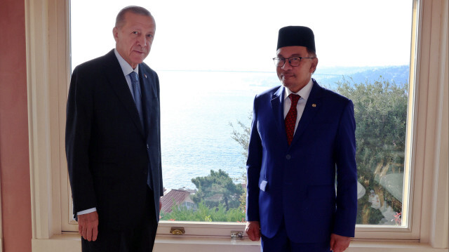 Erdoğan, İstanbul'da Malezya Başbakanı Enver İbrahim'i kabul etti.