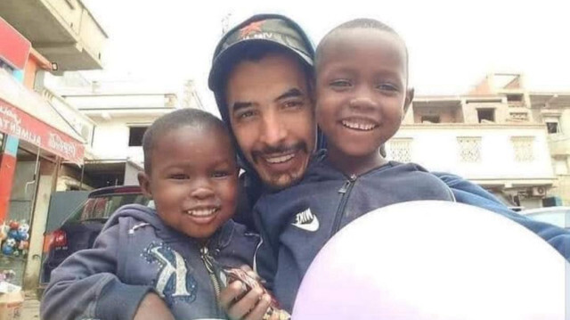 M. Bensmaïl avec des enfants. Il avait été roué de coups puis brûlé vif, et des jeunes avaient pris des selfies devant son cadavre. Crédit photo: X