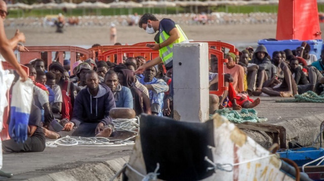 Plus de 150 migrants sur le quai après leur arrivée à bord de deux bateaux dans le port de Los Cristianos, à Tenerife, le 23 octobre 2023. Crédit photo: DESIREE MARTIN / AFP
