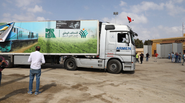 Camion chargé d'aides humanitaires s'apprêtant à traverser le poste frontalier de Rafah, le 23 octobre 2023. Crédit photo: AA