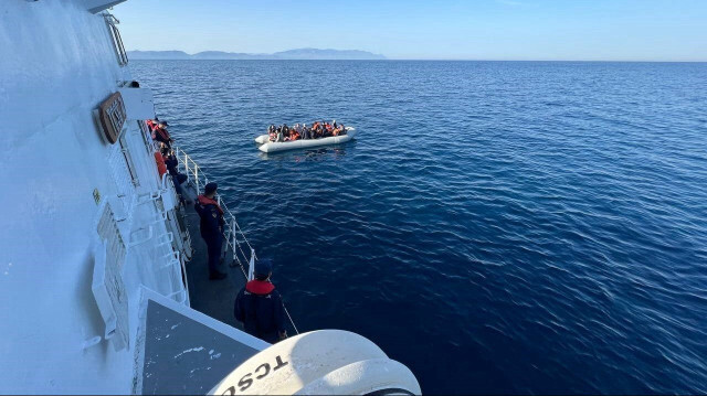 Yunanistan unsurlarınca Türk karasularına geri itilen lastik bot içerisindeki 37 düzensiz göçmen kurtarıldı