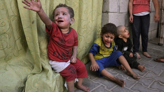 Des enfants palestiniens blessés et couverts de poussière à la suite d'une frappe terroriste aérienne israélienne dans l'enceinte de l'hôpital à Rafah, dans la bande de Gaza, le 23 octobre 2023. Crédit photo: MOHAMMED ABED / AFP
