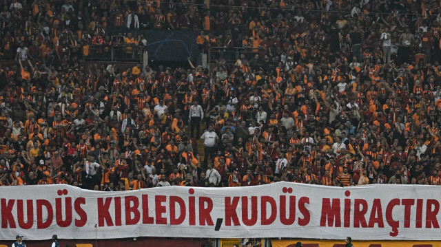 Galatasaraylı taraftarların pankartı.