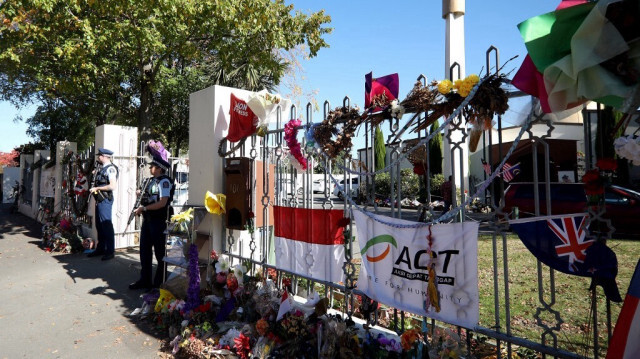 Des policiers armés montant la garde devant la mosquée Al Noor pendant la prière du vendredi à Christchurch, le 3 mai 2019. Crédit photo: SANKA VIDANAGAMA / AFP
