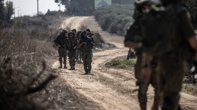 İsrail, abluka altındaki Gazze Şeridi'ne yönelik saldırılarına 18. gününde de devam etti. İsrail ordusu, Gazze sınırı yakınındaki Kibbutz Nir Oz'de devriye gezdi.

