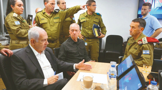 Geçmişte Genelkurmay Başkanı olarak da görev yapan Barak, Netanyahu'nun istifa etmesi gerektiği görüşünü dile getirdi.