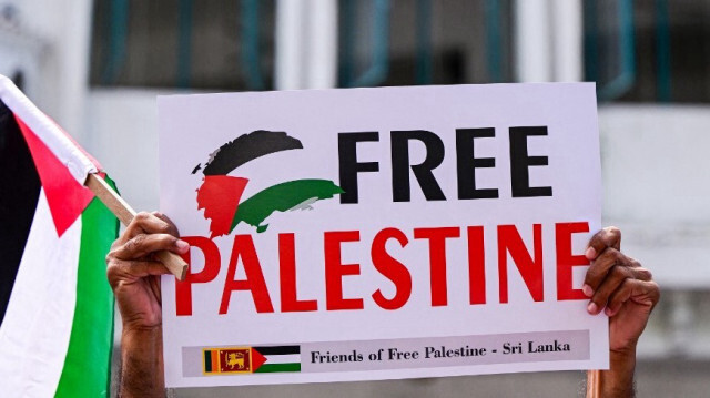 Une pancarte et un drapeau palestinien brandis lors d'une manifestation en soutien aux Palestiniens, dans la capitale du Sri-Lanka, le 13 octobre 2023. Crédit photo: ISHARA S. KODIKARA / AFP
