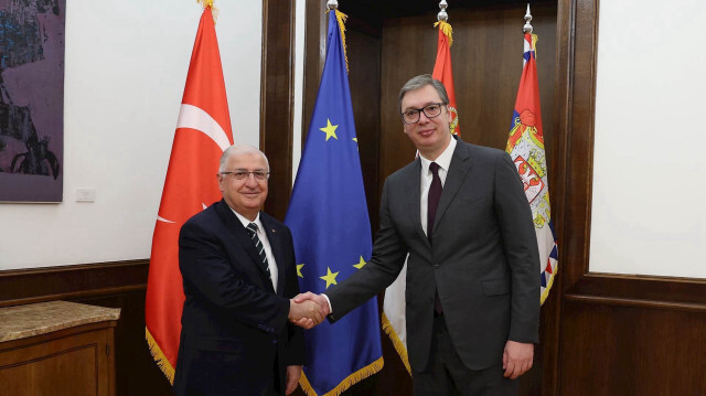 Le ministre turc de la Défense nationale, Yaşar Güler et le président de la République de Serbie, Aleksandar Vučić. Crédit photo: AGENCE DEMIROREN 