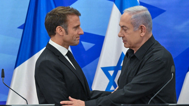 Fransa Cumhurbaşkanı Macron (solda), İsrail Başbakanı Netanyahu'ya destek için İsrail'e gitmişti.