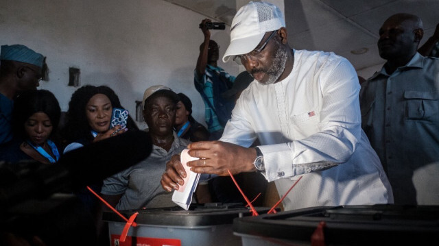 Le président du Libéria, George Weah, a voté dans un bureau de vote à Monrovia le 10 octobre 2023 lors du vote présidentiel. Crédit photo: GUY PETERSON / AFP