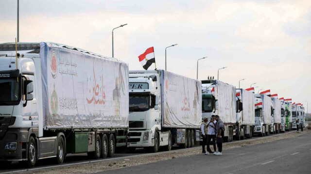 Convoi égyptien attendant au poste frontalier de Rafah, le 25 octobre 2023. Crédit photo: AA