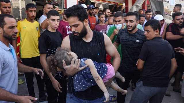 Un enfant blessé par une frappe israélienne sur un supermarché à Rafah, dans le sud de la bande de Gaza, le 25 octobre 2023. Crédit photo: SAID KHATIB / AFP
