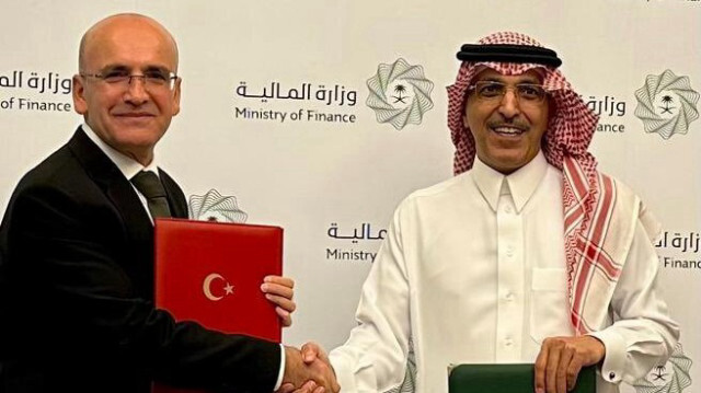 Hazine ve Maliye Bakanı Mehmet Şimşek ile Suudi Arabistan Maliye Bakanı Mohammed Al-Jadaan.