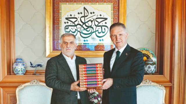Albayrak Grubu Yönetim Kurulu Başkanı Ahmet Albayrak, Vali Gül’e hediye takdim etti.