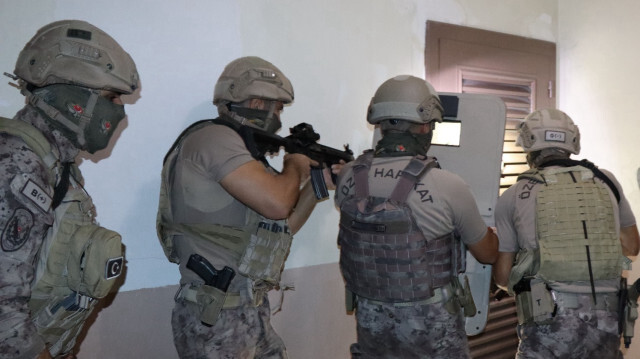 Mersin'de FETÖ mensuplarına finans sağlamaktan 7 şüpheli gözaltına alındı.