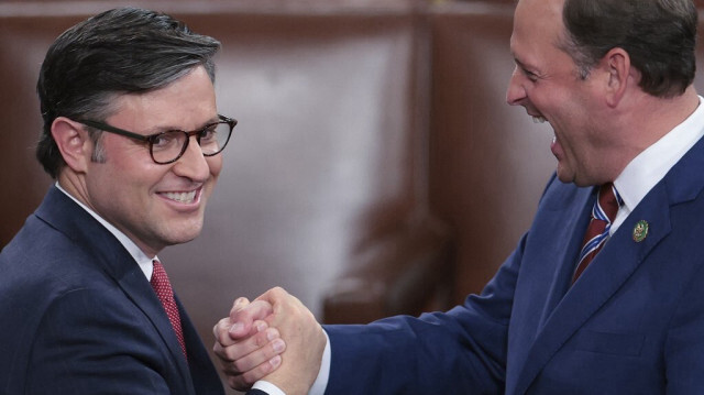 Le nouveau président de la Chambre des représentants, Mike Johnson (G) et le représentant des États-Unis, Andy Barr (D) à Washington, DC, le 25 octobre 2023. Crédit photo: WIN MCNAMEE / GETTY IMAGES NORTH AMERICA / GETTY IMAGES VIA AFP
