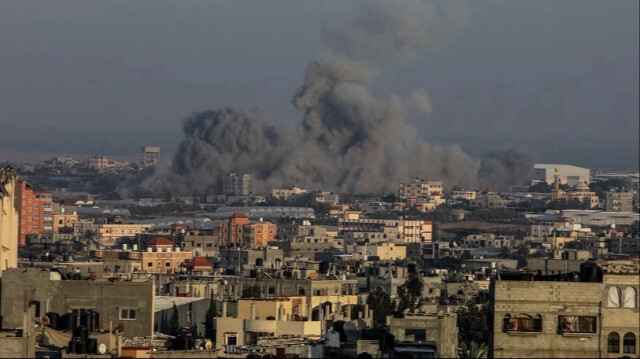 De la fumée s'élève alors que les frappes aériennes et les tirs d'artillerie israéliens se poursuivent dans la ville de Gaza, le 25 octobre 2023. Crédit photo: AA