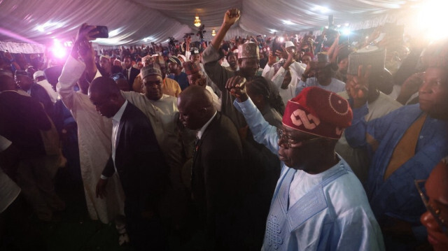 Le Président nigérian Bola Tinubu, célébrant sa victoire lors de la présidentielle nigériane, devant ses militants au siège de son parti, le 1er mars 2023. Crédit Photo: Kola SULAIMON / AFP.