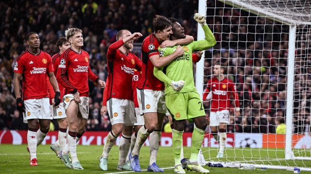 La joie des joueurs de Manchester United après le penalty arrêté en fin de match par le gardien camerounais André Onana, face à Copenhague, lors de la 3e journée de C1. Crédit Photo: Paul ELLIS / AFP.