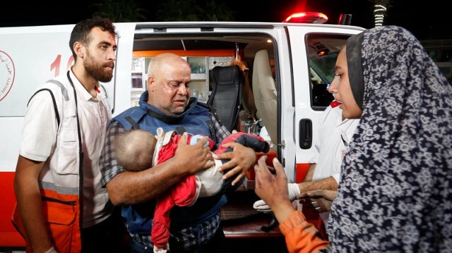 Wael al-Dahdouh porte le corps de son enfant à l'hôpital dans la ville de Gaza le 25 octobre 2023. Crédit photo: AA