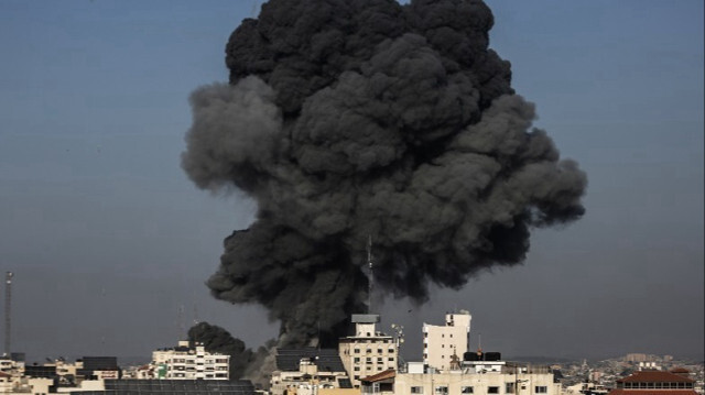 De la fumée noire s'élève alors que les frappes aériennes et les tirs d'artillerie israéliens se poursuivent dans la ville de Gaza le 25 octobre 2023. Crédit photo: AA