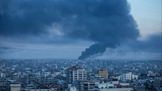 De la fumée s'élève après des frappes aériennes d'Israël dans la ville de Gaza le 26 octobre 2023. Crédit photo: AA