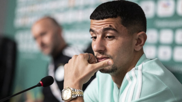 Le footballeur algérien de l'OGC Nice, Youcef Atal, lors d'une conférence de presse à Douala, le 15 janvier 2022. Crédit photo: Charly TRIBALLEAU / AFP