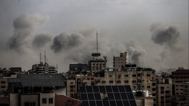 De la fumée s'élève alors que les attaques israéliennes se poursuivent au 21e jour dans la ville de Gaza le 27 octobre 2023. Crédit photo: AA