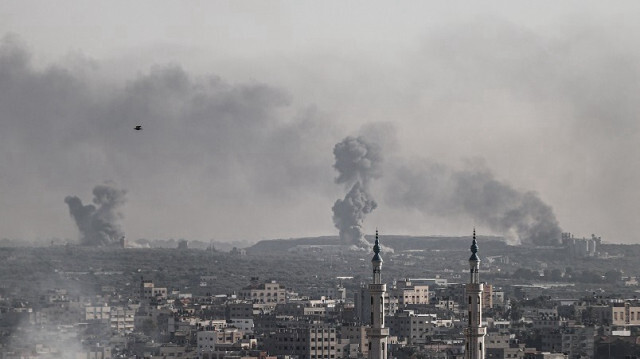 La fumée s'élève dans le quartier d'Ez-Zeytun alors que les frappes aériennes israéliennes se poursuivent dans la ville de Gaza le 26 octobre 2023. Crédit photo: AA