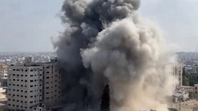 İsrail, çevresini bombaladığı Şifa Hastanesi'nin hedeflerinde olduğunu açıkladı.