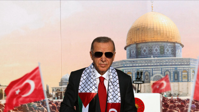 Le président turc Tayyip Erdogan se tenant sur la scène lors d'un rassemblement organisé par le AK Parti en solidarité avec les Palestiniens de Gaza, à Istanbul le 28 octobre 2023. Crédit Photo: HANDOUT / TURKISH PRESIDENCY PRESS OFFICE / AFP


