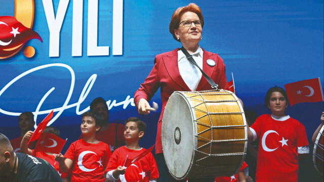 Meral Akşener,  6. kuruluş  yıl dönümü  etkinliğinde  çocuklarla  birlikte davul  çaldı.