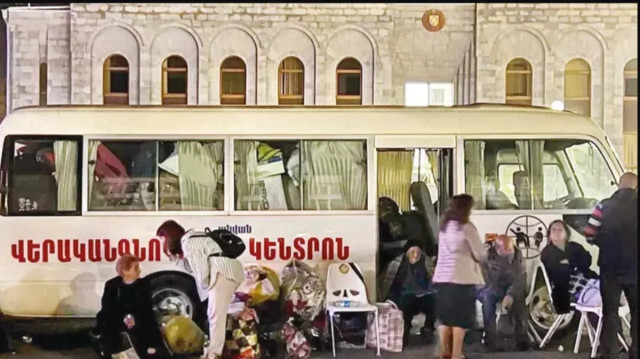 Otobüs son 15 Ermeni yolcusuyla bölgeden ayrıldı.