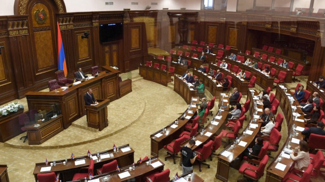 Les députés arméniens lors de la session plénière au Parlement, pendant laquelle ils ont voté en faveur de la ratification du Statut de Rome, à Erevan, le 3 octobre 2023. Crédit photo: KAREN MINASYAN / AFP