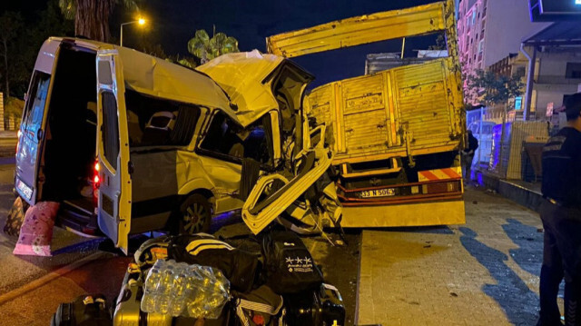 Antalya'da tur minibüsü, park halindeki kamyona saplandı: 1 ölü, 11 yaralı